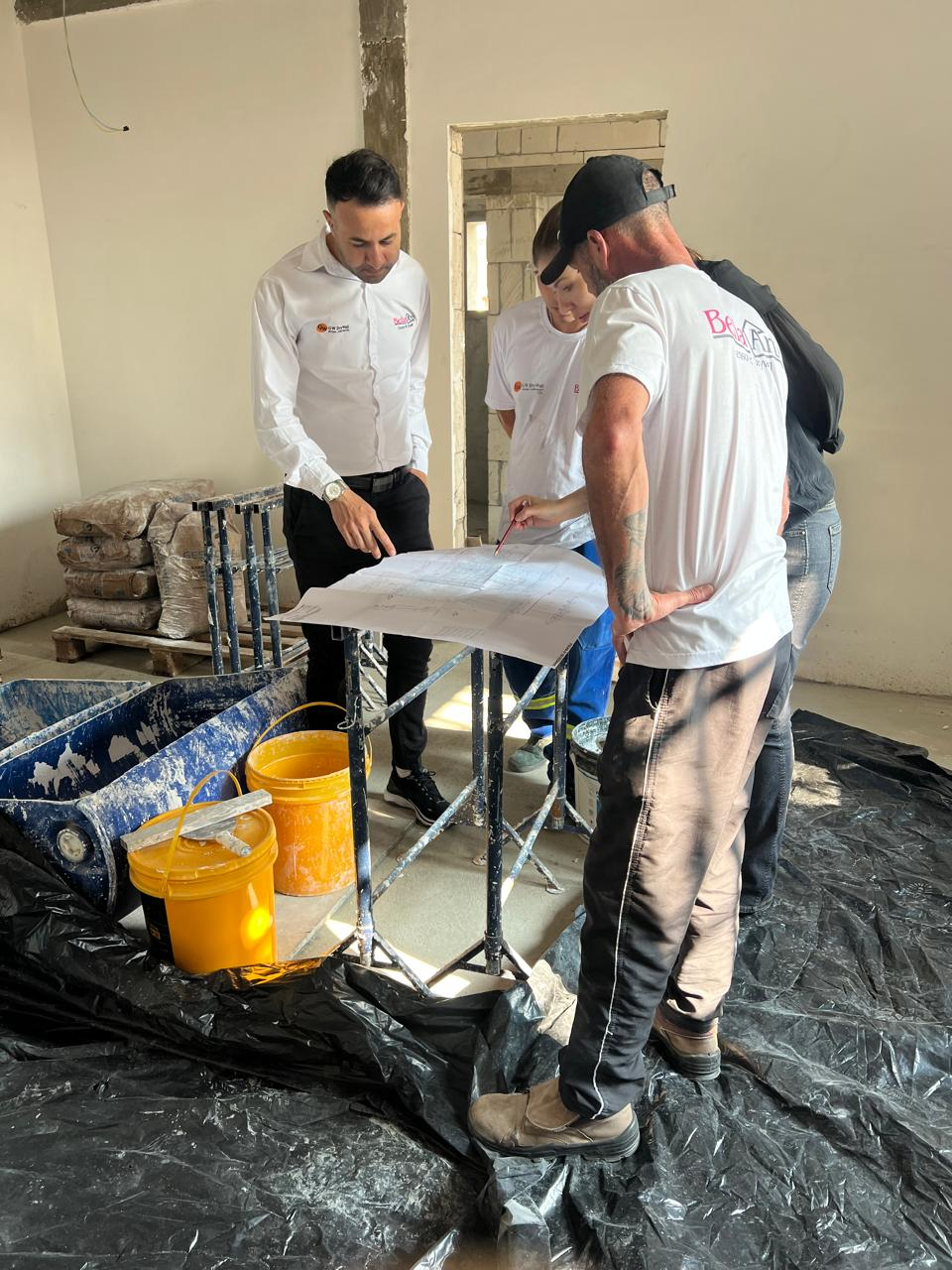 Equipe Bella Arte analisando projeto em obra em Curitiba